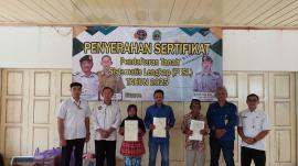 Penyerahan Sertipikat Tanah Tahap I sebanyak 1080 Bidang kepada Warga Kalurahan Giripurwo